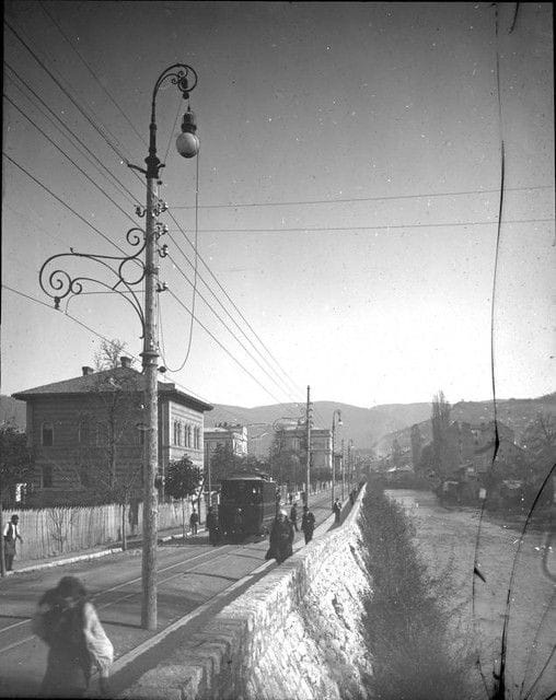 Tramvaj na obali Miljacke u Sarajevu pocetak 20.veka