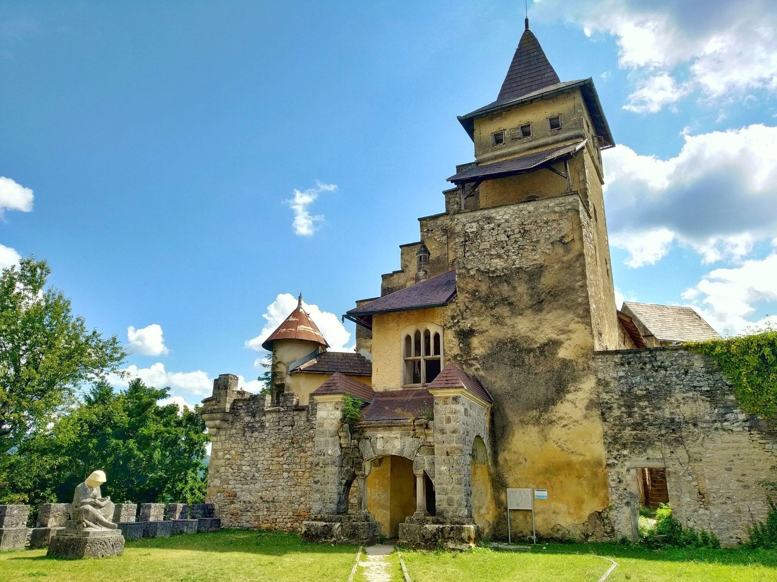 Ostrozac - Most amazing castle to visit on 2022 Bosnia trip